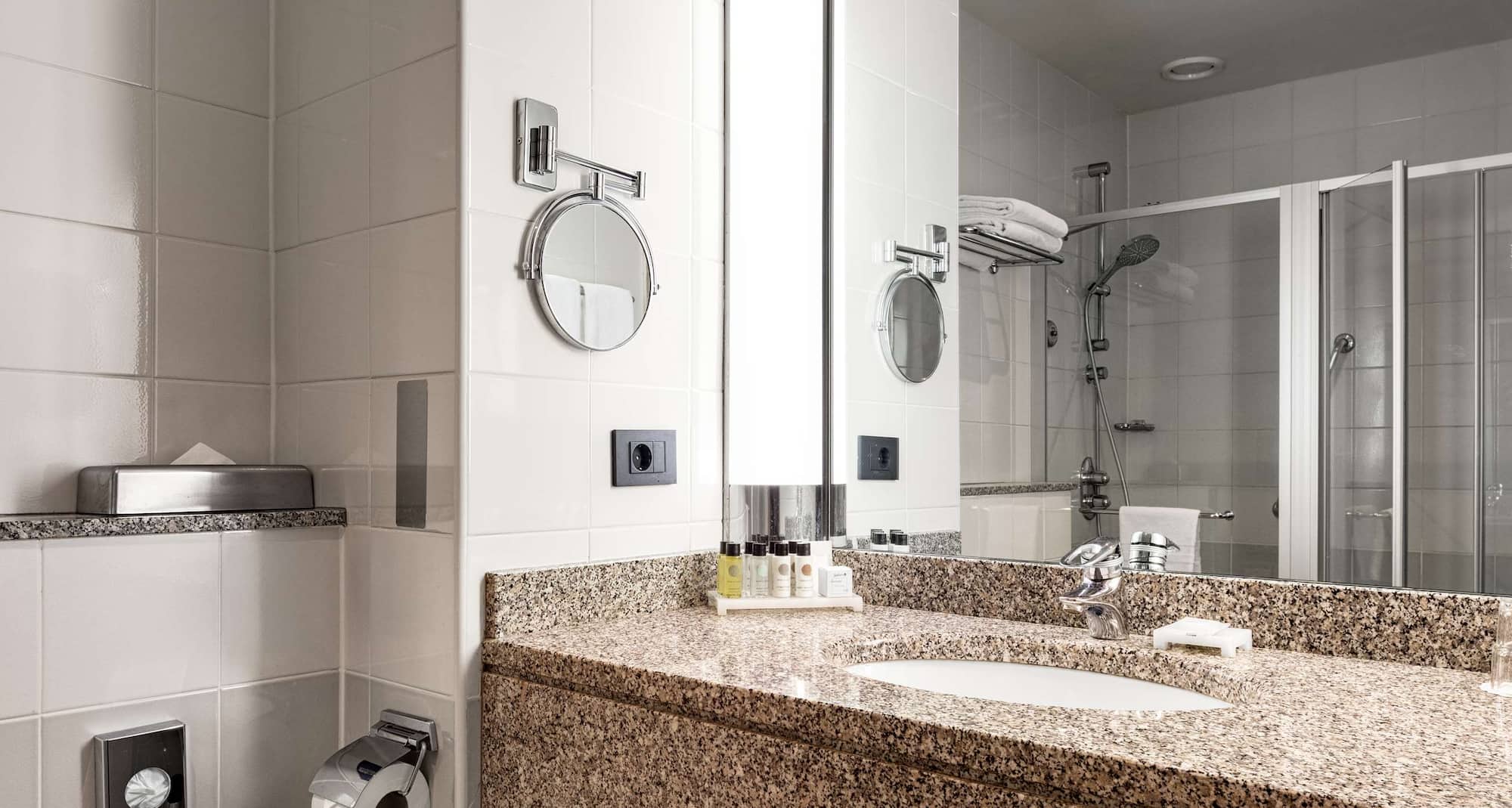 Radisson Blu Hotel, Kyiv City Centre - Guest room bathroom