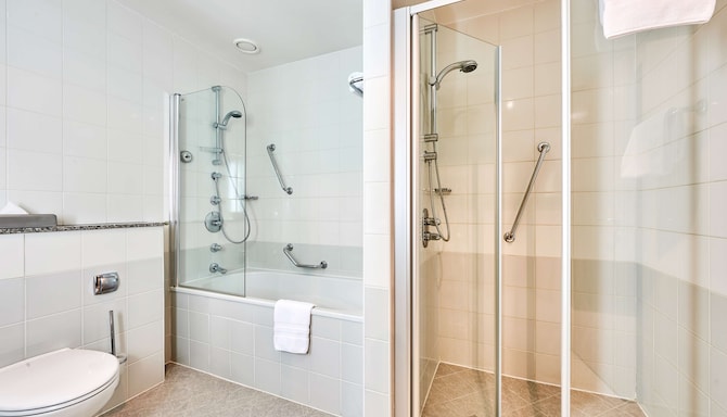 Radisson Blu Hotel, Kyiv City Centre - Suite Bad