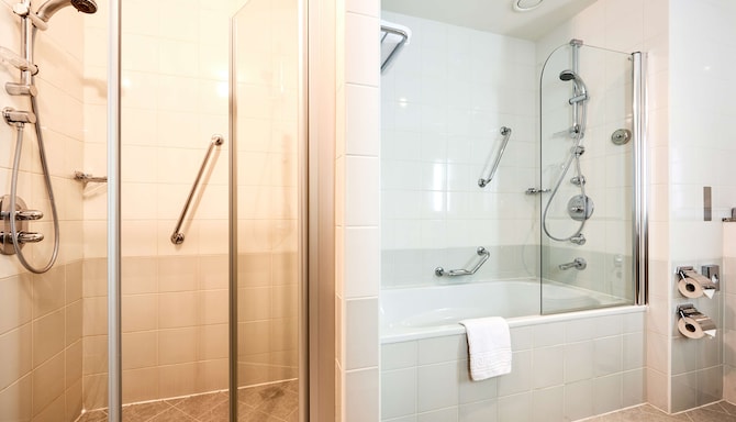 Radisson Blu Hotel, Kyiv City Centre - Suite Bad