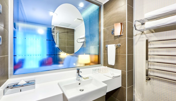 Radisson Blu Hotel, Kyiv Podil City Centre - Well-equipped bathroom