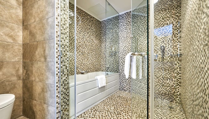 Radisson Blu Hotel, Kyiv Podil City Centre - Well-equipped bathroom