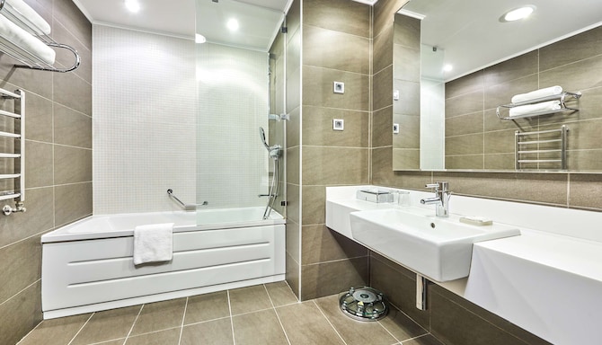 Radisson Blu Hotel, Kyiv Podil City Centre - Well-equipped bathroom