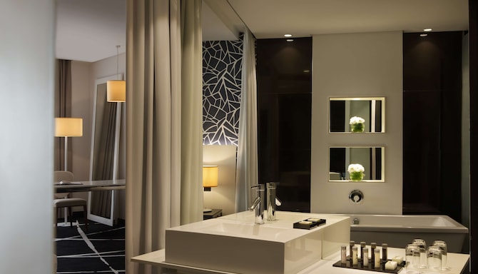 Radisson Blu Hotel, Lagos Ikeja - Guest Room Bathroom