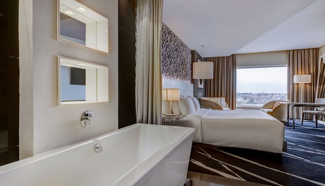 Radisson Blu Hotel, Lagos Ikeja - Superior Room bathroom