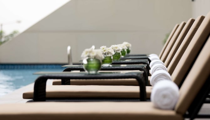 Radisson Blu Hotel, Lagos Ikeja - Pool Sunbeds