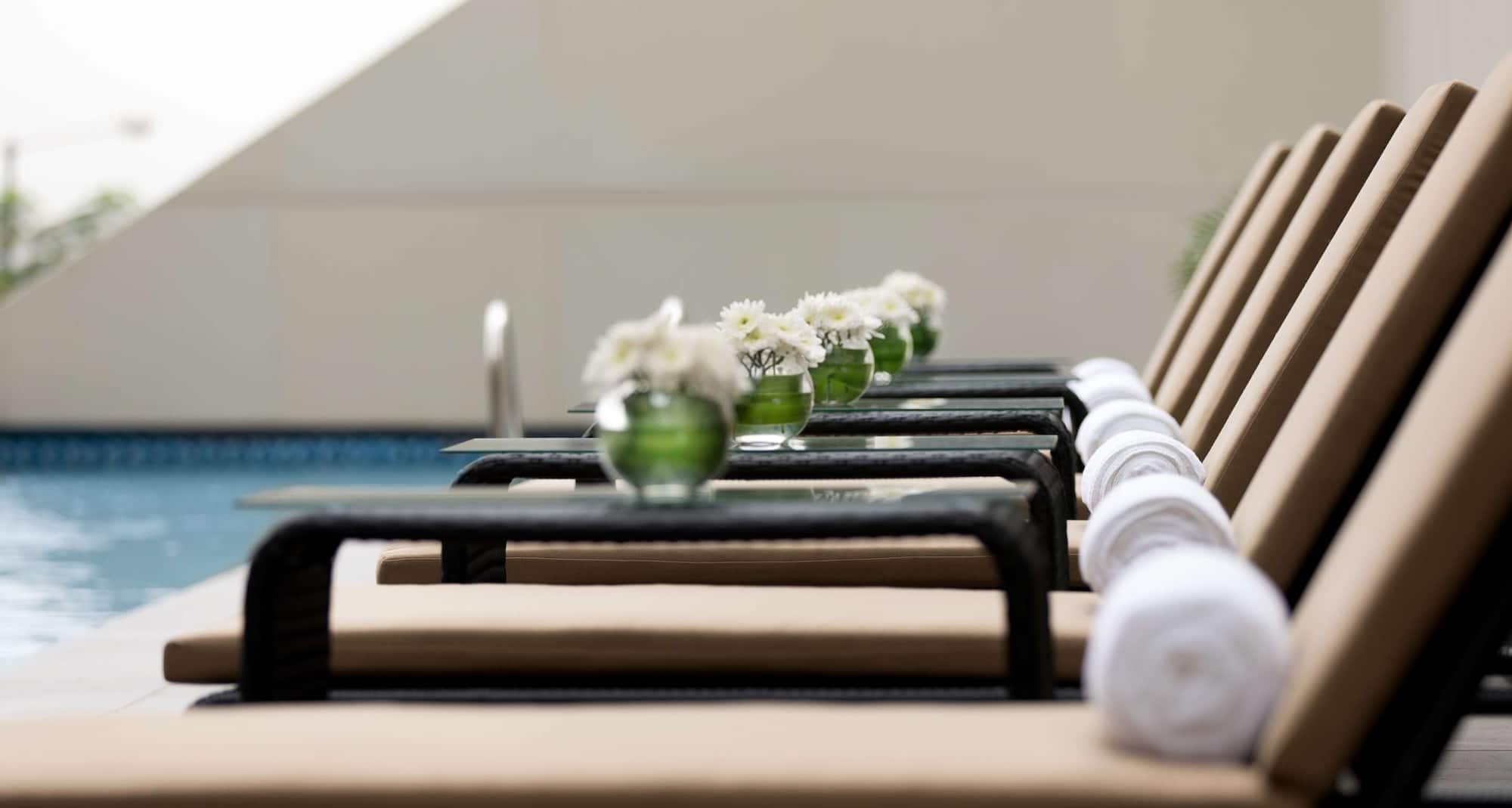 Radisson Blu Hotel, Lagos Ikeja - Pool Sunbeds