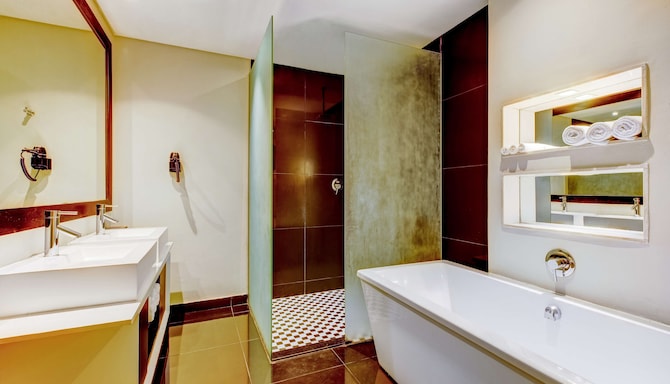 Radisson Blu Hotel, Lagos Ikeja - One Bedroom Suite bathroom