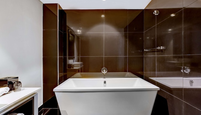 Radisson Blu Hotel, Lagos Ikeja - One Bedroom Suite bathroom