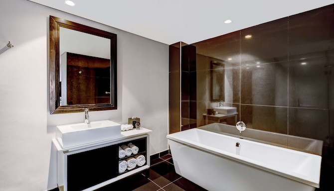 Radisson Blu Hotel, Lagos Ikeja - One Bedroom Suite bathroom