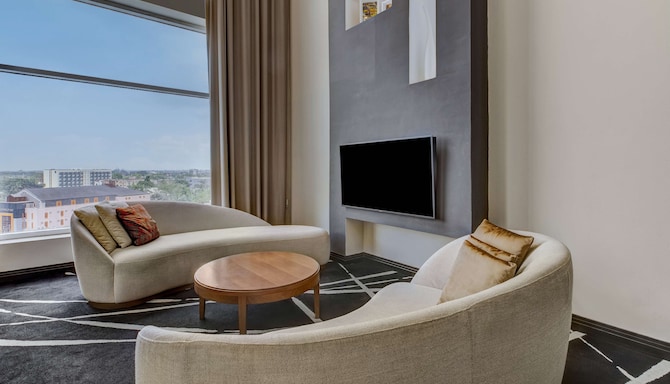 Radisson Blu Hotel, Lagos Ikeja - Three Bedroom Suite with Lounge