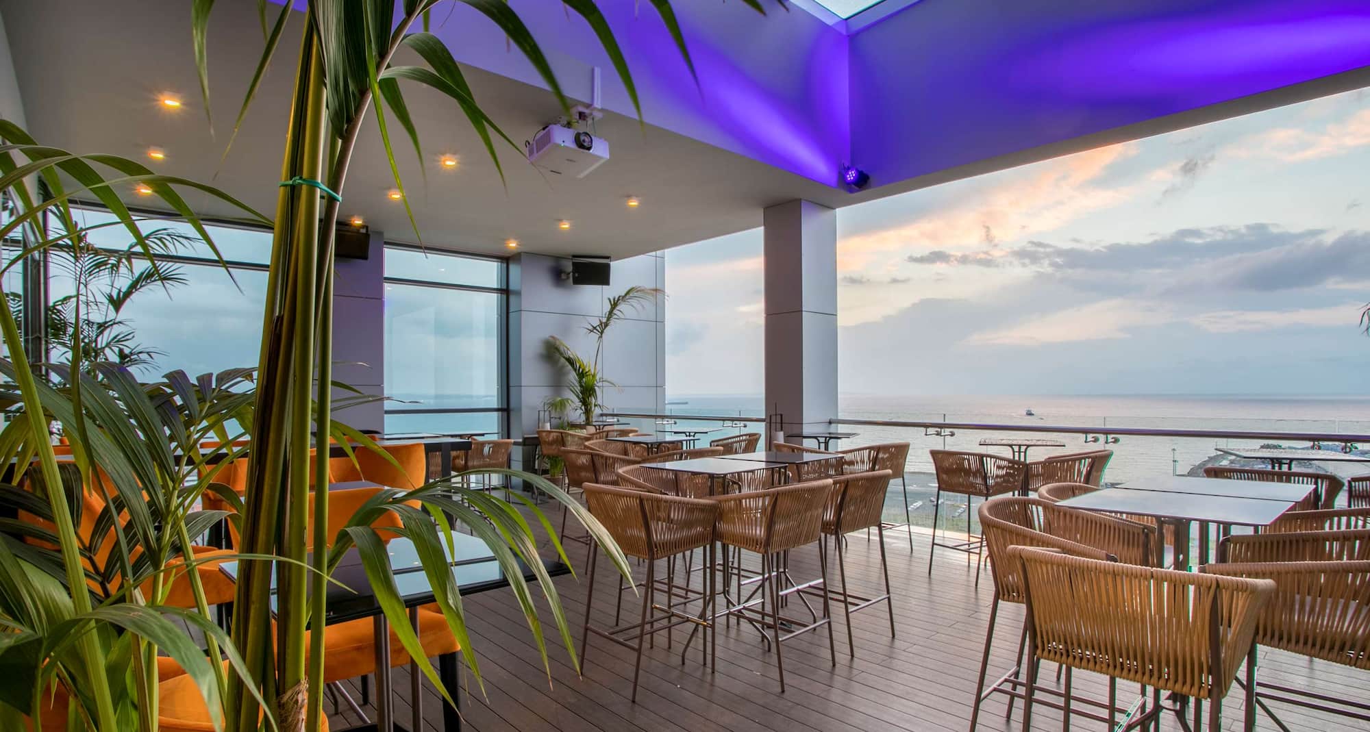 Radisson Blu Hotel, Larnaca - бар Sky Bar