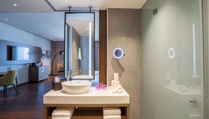 Radisson Blu Hotel, Larnaca - Guest bathroom