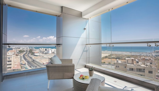 Radisson Blu Hotel, Larnaca - Premium Room Terrace