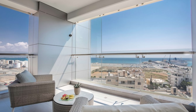 Radisson Blu Hotel, Larnaca - Premium Room Terrace
