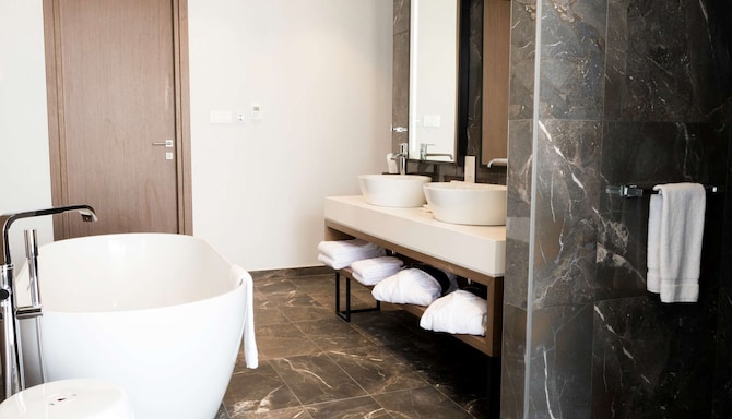 Radisson Blu Hotel, Larnaca - Suite Bathroom