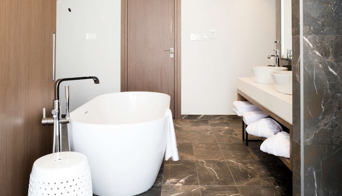 Radisson Blu Hotel, Larnaca - Suite Bathroom