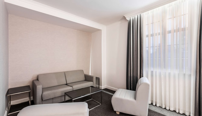 Radisson Blu Hotel, Leeds City Centre - Junior Suite - Cathedral view