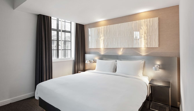 Radisson Blu Hotel, Leeds City Centre - Junior Suite - Cathedral view