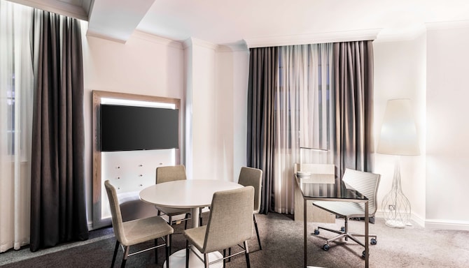Radisson Blu Hotel, Leeds City Centre - Junior Suite - Cathedral View