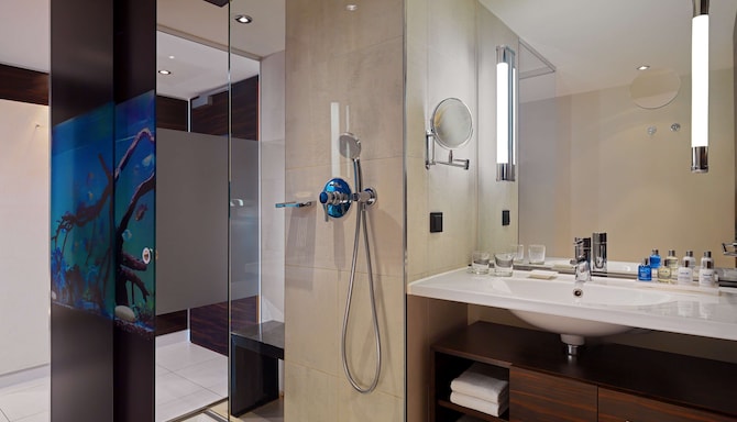 Radisson Blu Hotel, Leipzig - Guest Room bathroom