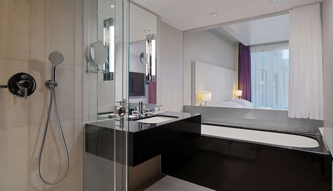 Radisson Blu Hotel, Leipzig - Suite bathroom