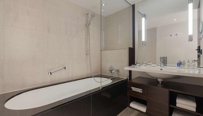 Radisson Blu Hotel, Leipzig - Junior Suite bathroom