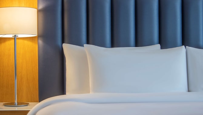 Radisson Blu Hotel, Letterkenny - Standard Room bed detail