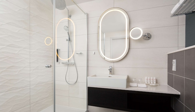 Radisson Blu Hotel Lietuva, Vilnius - Premium room bathroom with shower