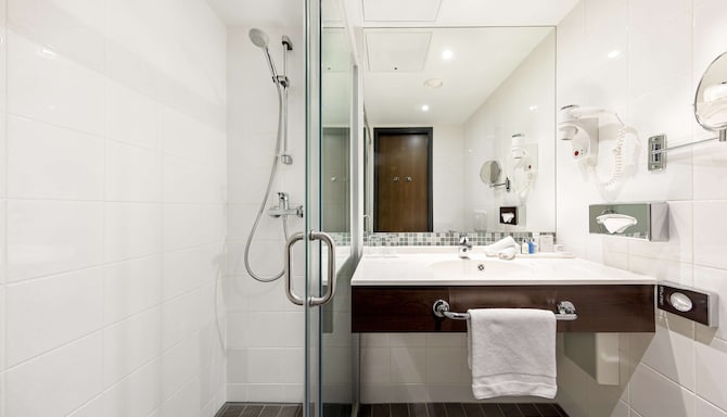 Radisson Blu Hotel Lietuva, Vilnius - Bathroom with shower