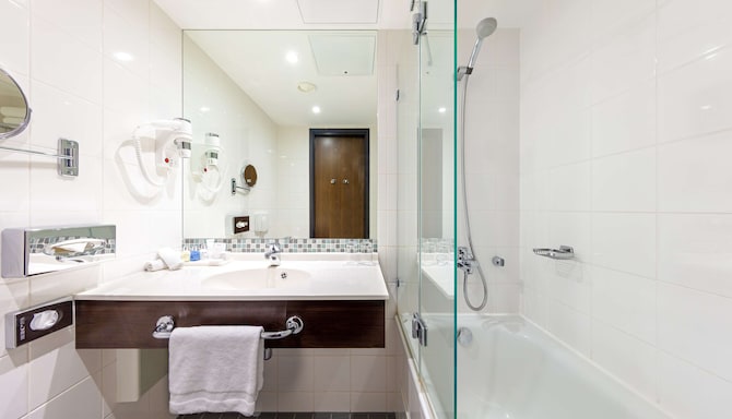 Radisson Blu Hotel Lietuva, Vilnius - Superior Room bathroom