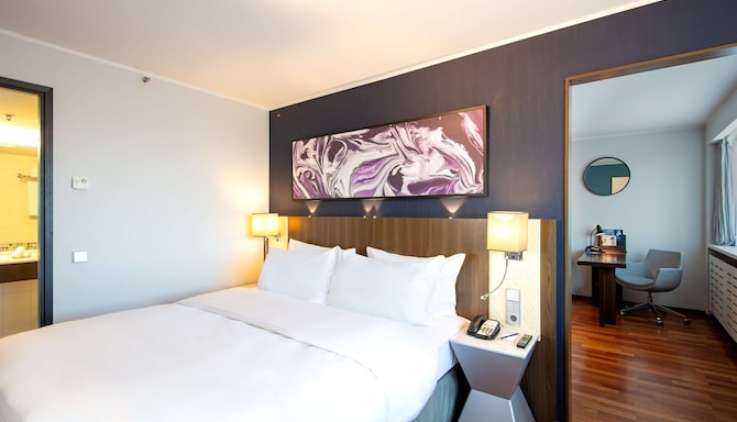 Radisson Blu Hotel Lietuva, Vilnius - Suite with Old Town View and Balcony