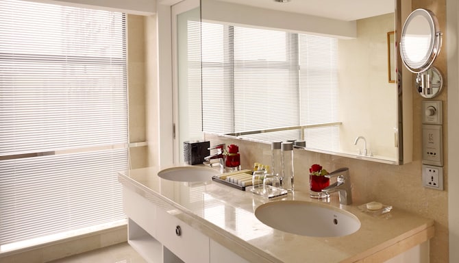 Radisson Blu Hotel, Liuzhou - Junior Suite bathroom