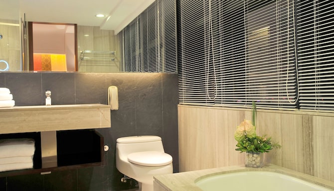 Radisson Blu Hotel, Liuzhou - Executive Suite bathroom