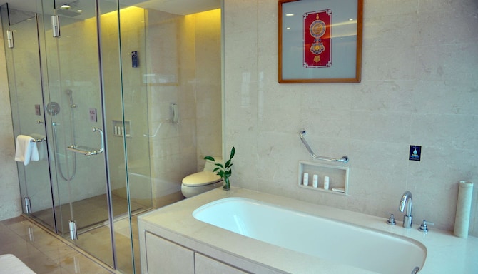 Radisson Blu Hotel, Liuzhou - Grand Two Bedroom Suite en suite bathroom