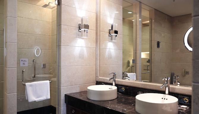 Radisson Blu Hotel, Liuzhou - Presidential Suite bathroom