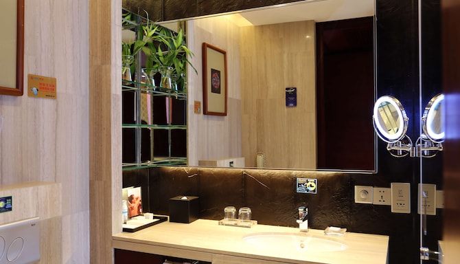 Radisson Blu Hotel, Liuzhou - Grand Two Bedroom Suite en suite bathroom