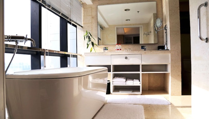 Radisson Blu Hotel, Liuzhou - Two Bedroom Suite with river view bathroom