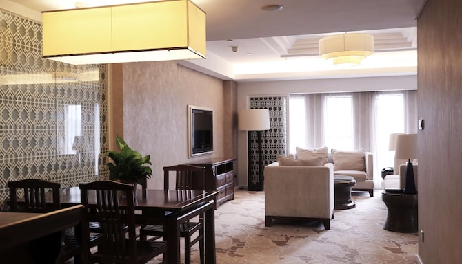 Radisson Blu Hotel, Liuzhou - Two Bedroom Suite with river view
