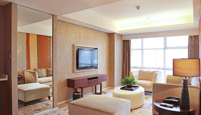Radisson Blu Hotel, Liuzhou - Executive Suite with mountain view