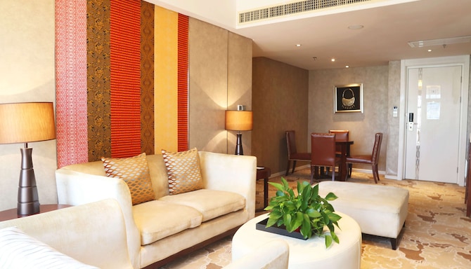 Radisson Blu Hotel, Liuzhou - Executive Suite with mountain view