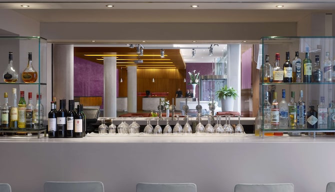 Radisson Blu Hotel, Liverpool - White Bar Lounge