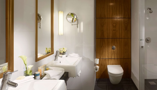 Radisson Blu Hotel, Liverpool - Guest Bathroom