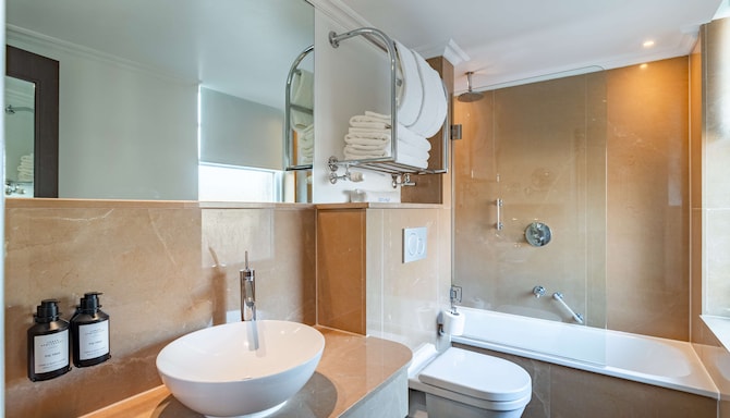 Radisson Blu Hotel, London Bloomsbury - 客房浴室