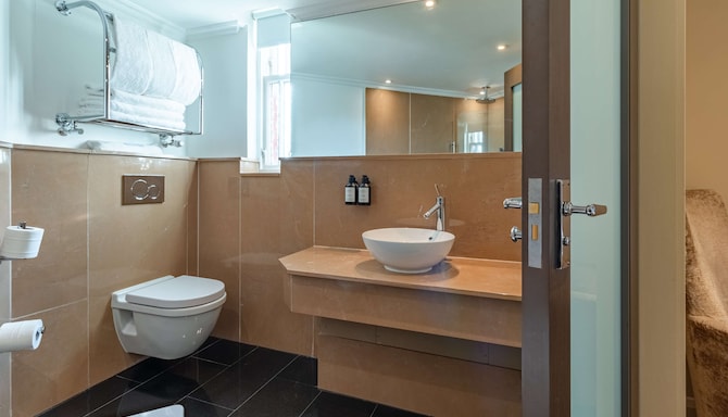 Radisson Blu Hotel, London Bloomsbury - 客房浴室