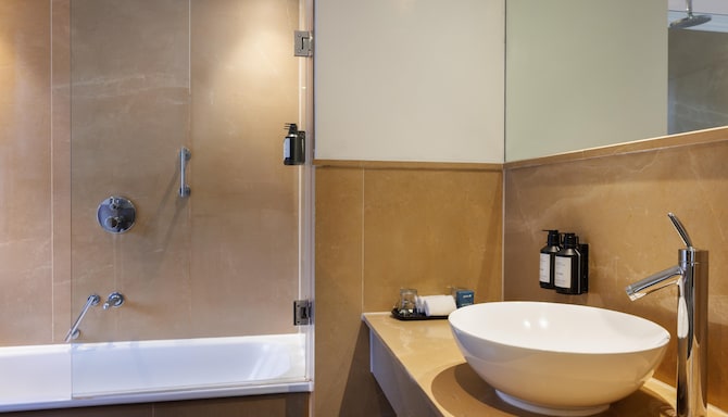 Radisson Blu Hotel, London Bloomsbury - Standard Double Room - Bathroom