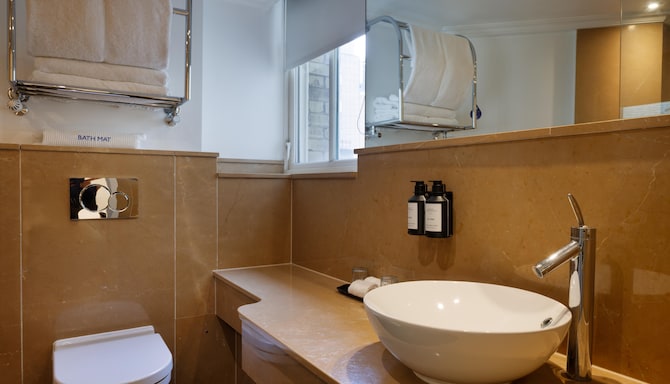 Radisson Blu Hotel, London Bloomsbury - Superior King Room - Bathroom