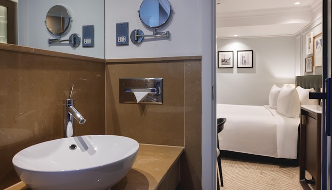 Radisson Blu Hotel, London Bloomsbury - Superior King Room - Bathroom