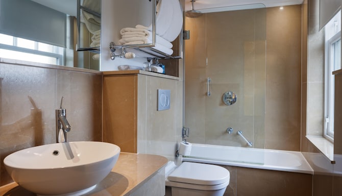 Radisson Blu Hotel, London Bloomsbury - Junior King Suite - Bathroom