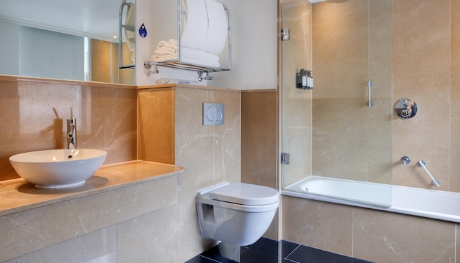 Radisson Blu Hotel, London Bloomsbury - Premium King Room - Bathroom