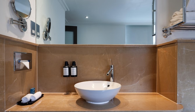 Radisson Blu Hotel, London Bloomsbury - Premium King Room - Bathroom